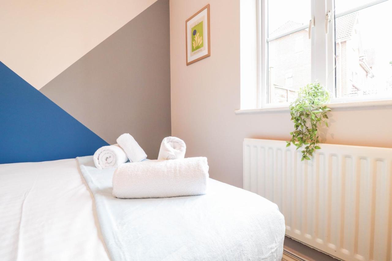 Comfortable 4-Bedroom Home With Free Wifi And Driveway Holiday home Hillingdon