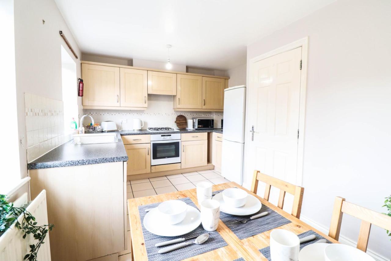 Comfortable 4-Bedroom Home With Free Wifi And Driveway