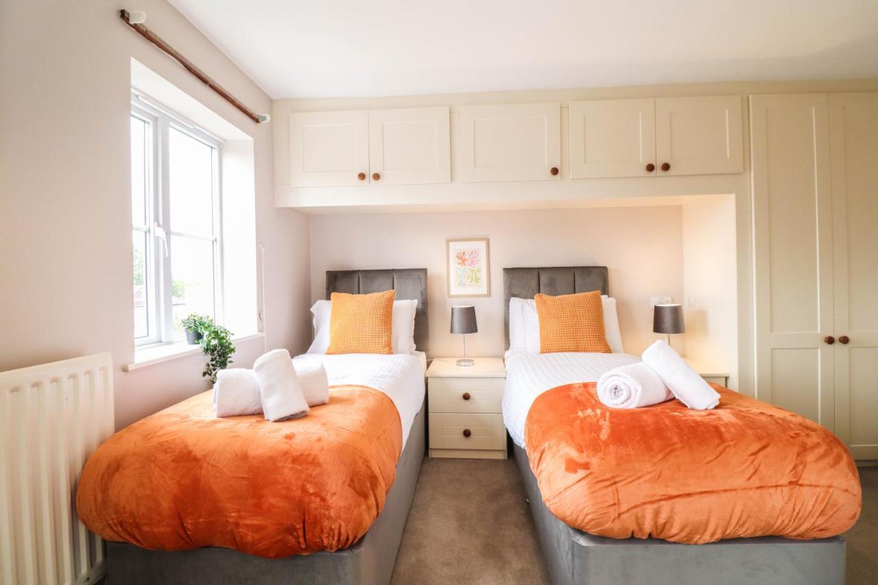 Comfortable 4-Bedroom Home With Free Wifi And Driveway * Hillingdon