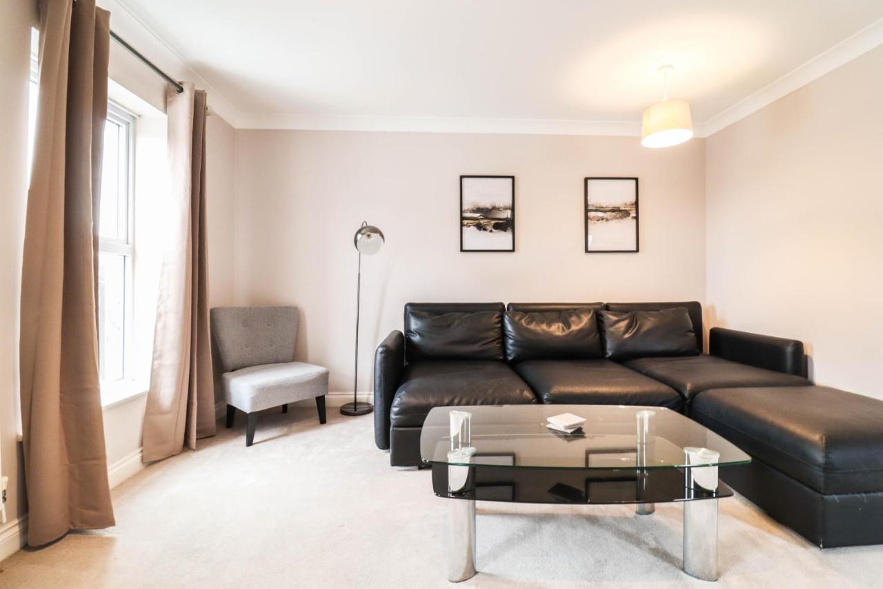 Comfortable 4-Bedroom Home With Free Wifi And Driveway *