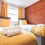 Comfortable 4-Bedroom Home With Free Wifi And Driveway