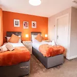 Comfortable 4-Bedroom Home With Free Wifi And Driveway