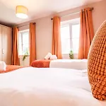Comfortable 4-Bedroom Home With Free Wifi And Driveway