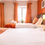 Comfortable 4-Bedroom Home With Free Wifi And Driveway