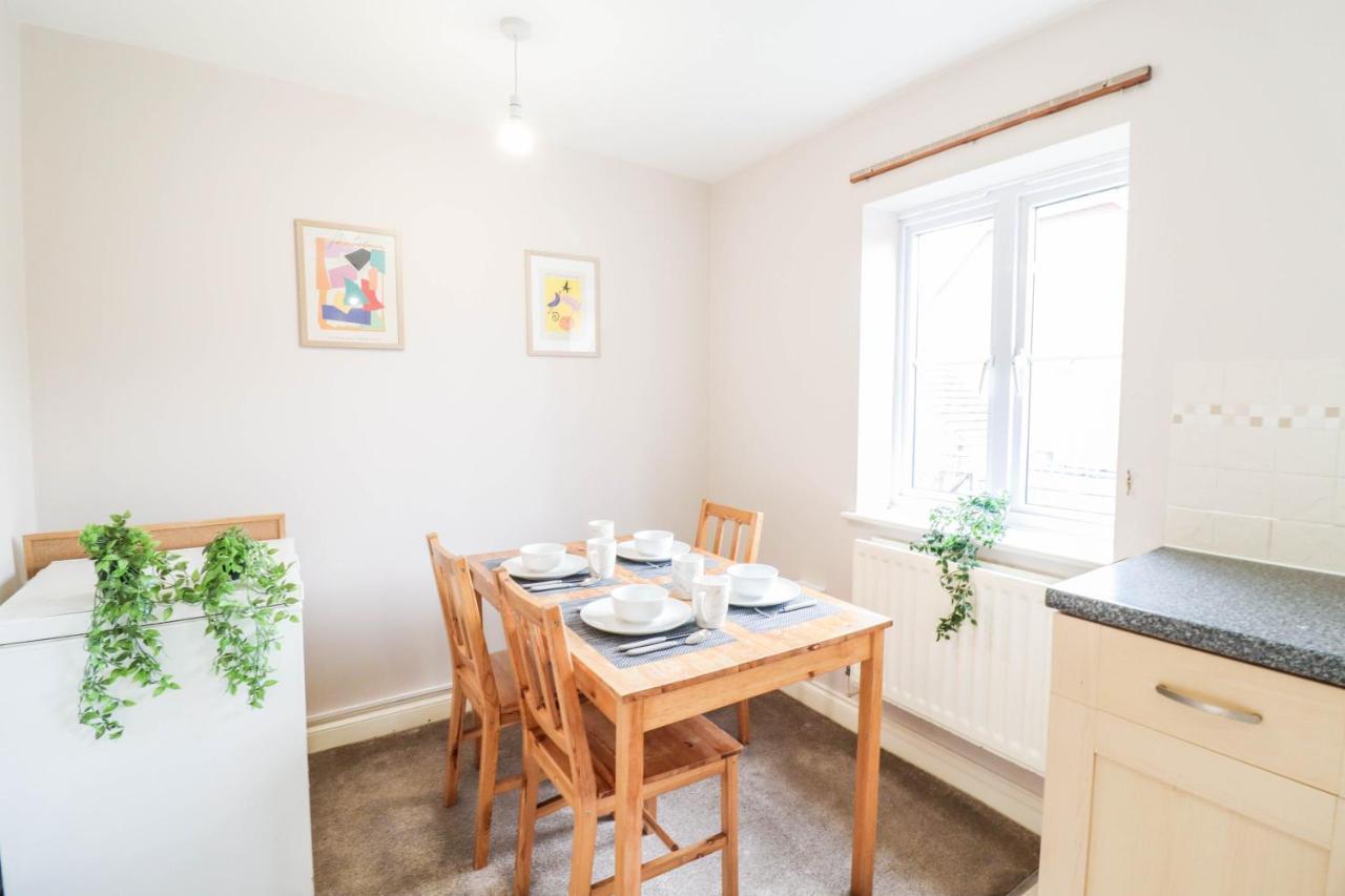Comfortable 4-Bedroom Home With Free Wifi And Driveway *