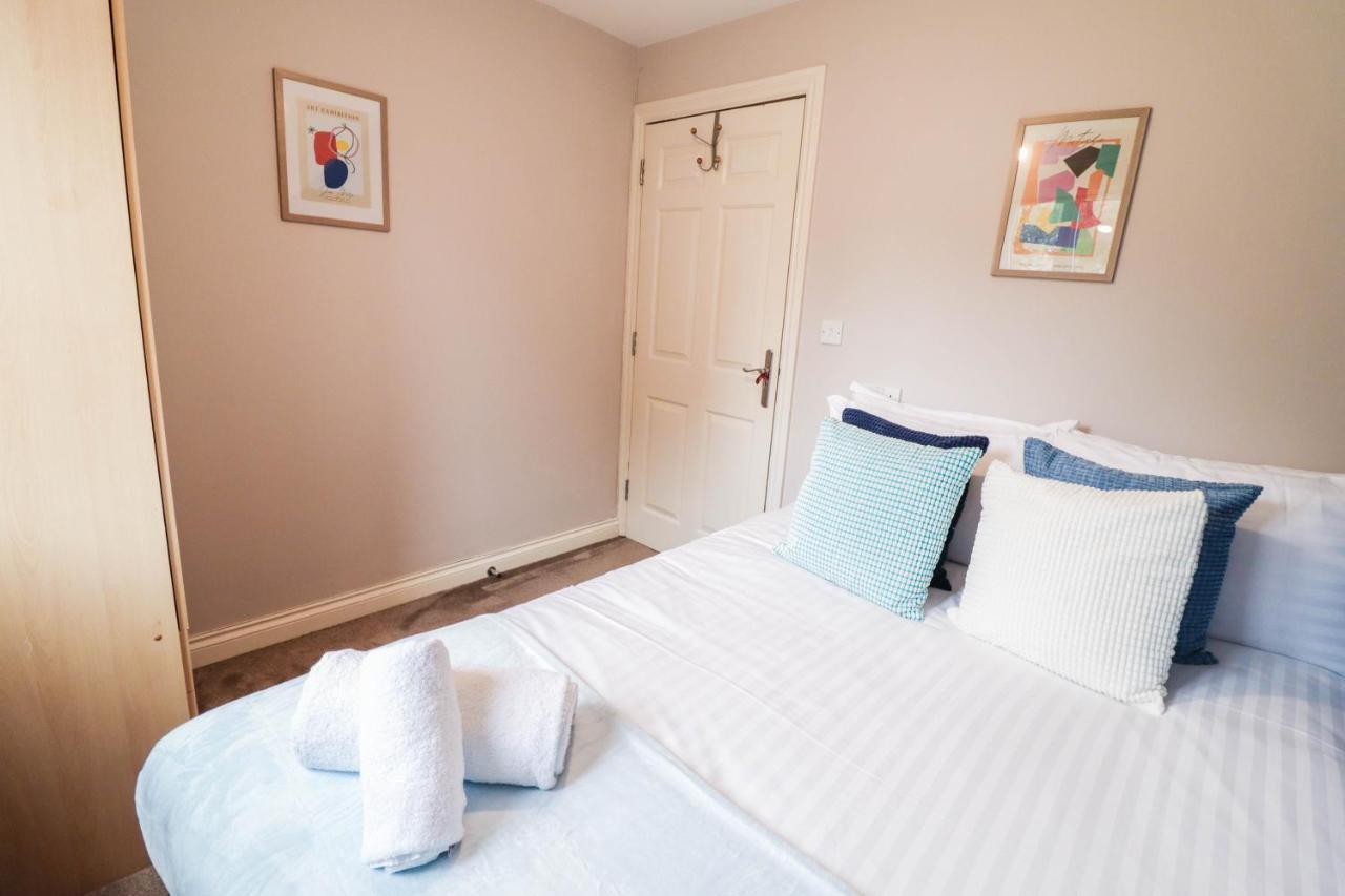 Comfortable 4-Bedroom Home With Free Wifi And Driveway Holiday home