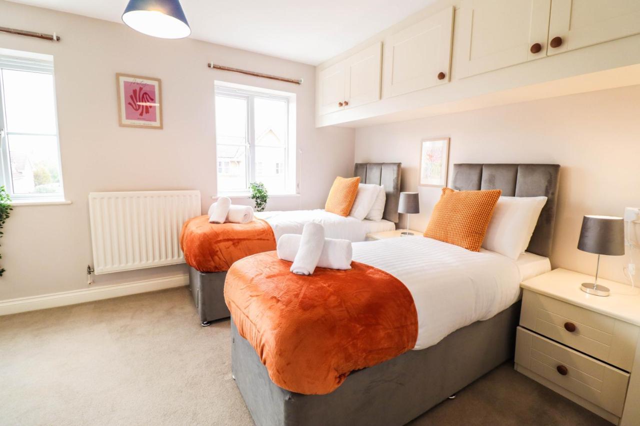 Comfortable 4-Bedroom Home With Free Wifi And Driveway * Hillingdon