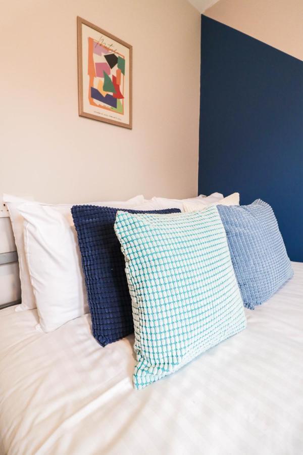 Comfortable 4-Bedroom Home With Free Wifi And Driveway *