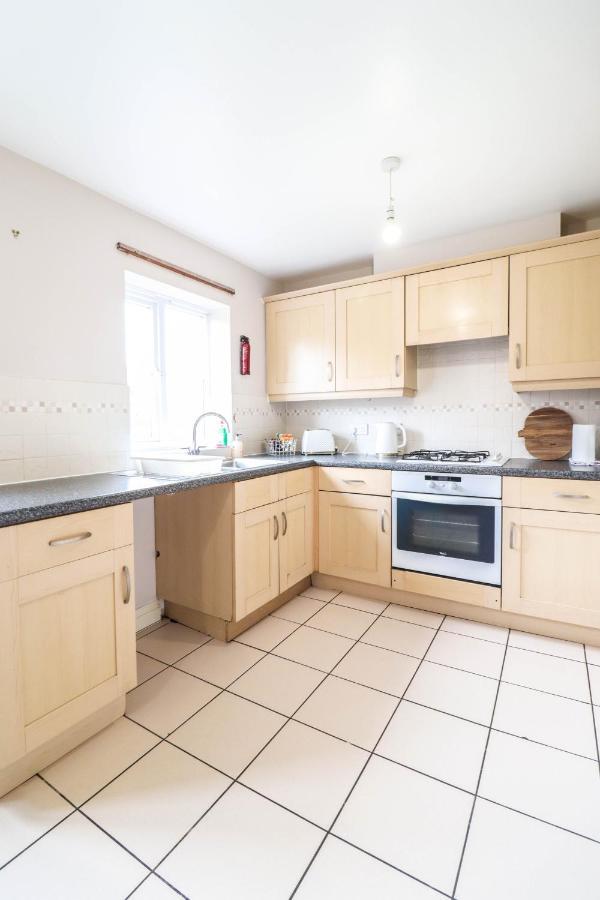 Comfortable 4-Bedroom Home With Free Wifi And Driveway * Hillingdon
