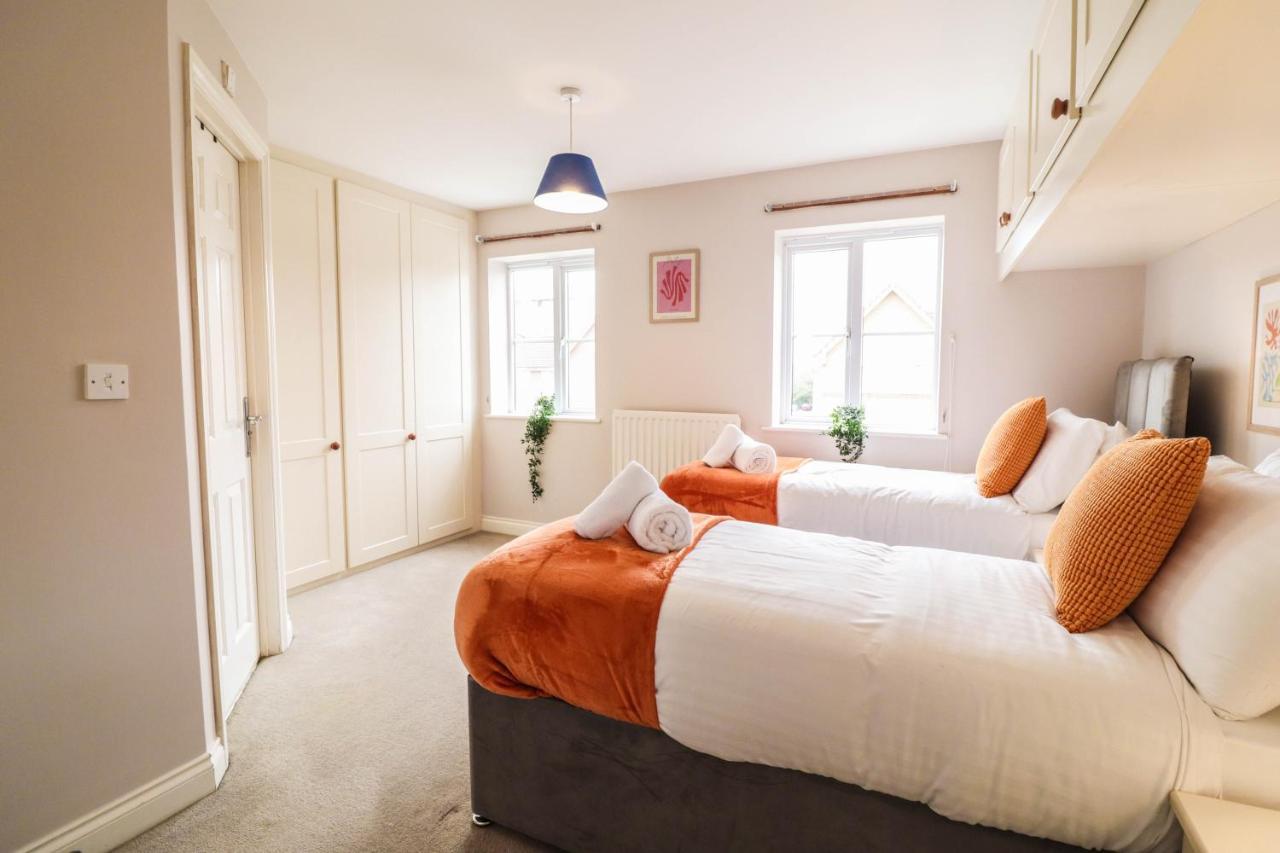 Holiday home Comfortable 4-Bedroom Home With Free Wifi And Driveway