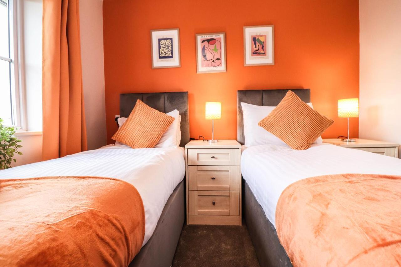 Comfortable 4-Bedroom Home With Free Wifi And Driveway Holiday home Hillingdon