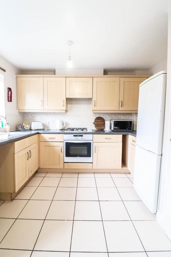 Comfortable 4-Bedroom Home With Free Wifi And Driveway Hillingdon