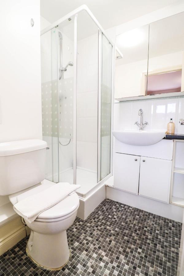 Comfortable 4-Bedroom Home With Free Wifi And Driveway Holiday home *