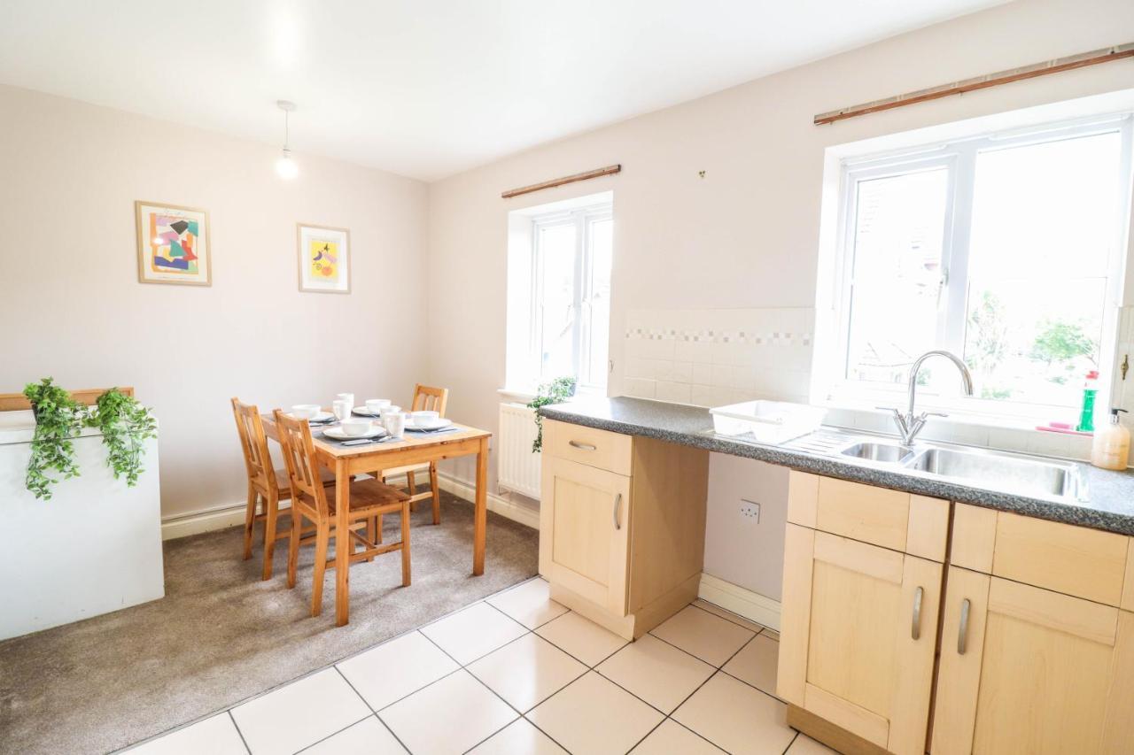 Holiday home Comfortable 4-Bedroom Home With Free Wifi And Driveway