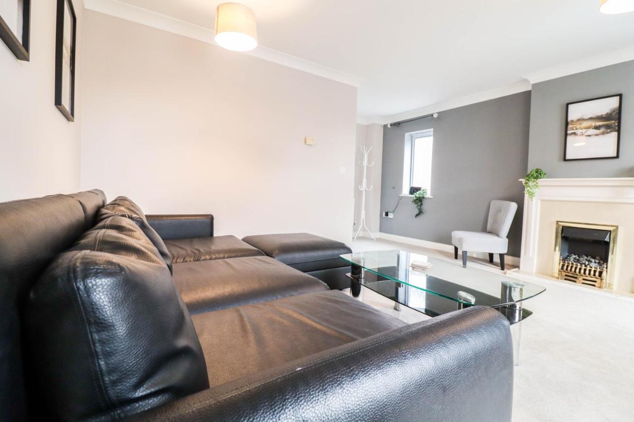Holiday home Comfortable 4-Bedroom Home With Free Wifi And Driveway *