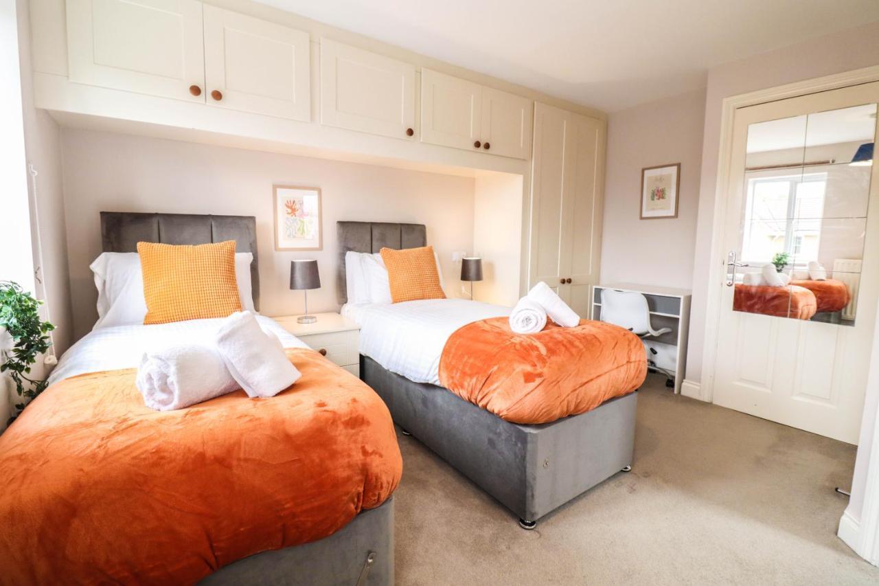 Holiday home Comfortable 4-Bedroom Home With Free Wifi And Driveway