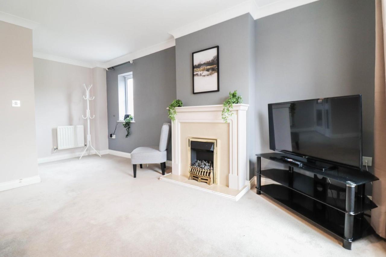 Comfortable 4-Bedroom Home With Free Wifi And Driveway Hillingdon