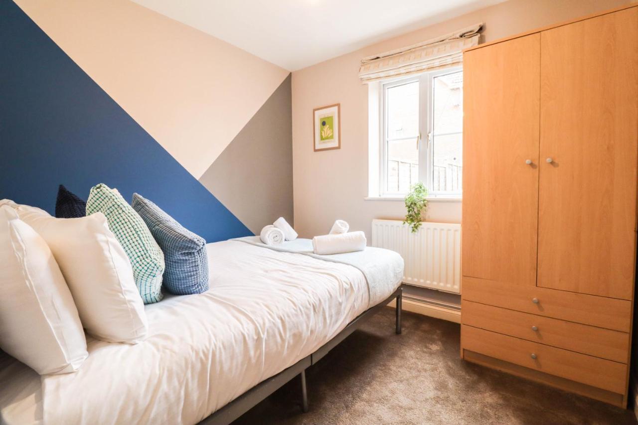 Comfortable 4-Bedroom Home With Free Wifi And Driveway Holiday home