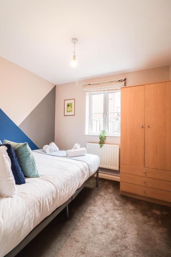Holiday home Comfortable 4-Bedroom Home With Free Wifi And Driveway