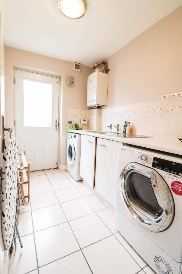 Comfortable 4-Bedroom Home With Free Wifi And Driveway Hillingdon
