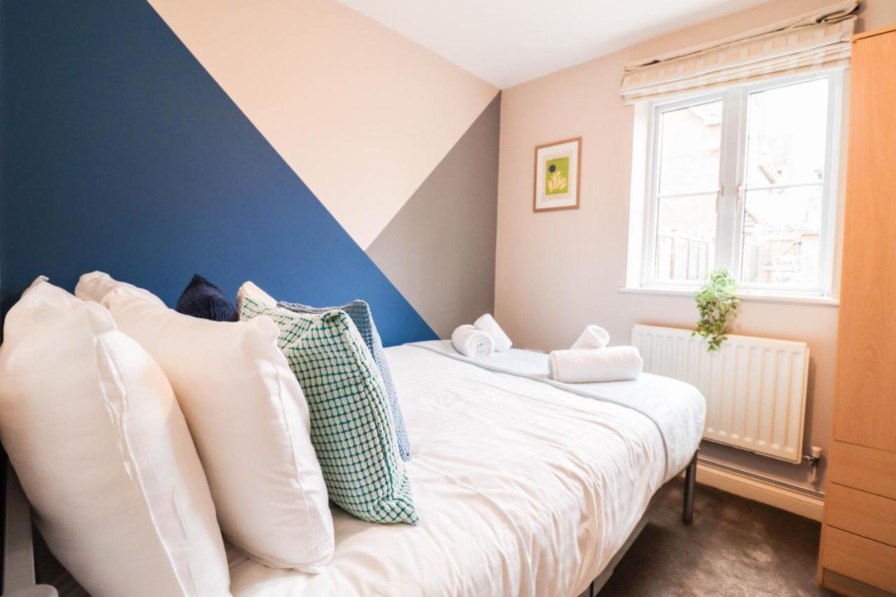 Holiday home Comfortable 4-Bedroom Home With Free Wifi And Driveway
