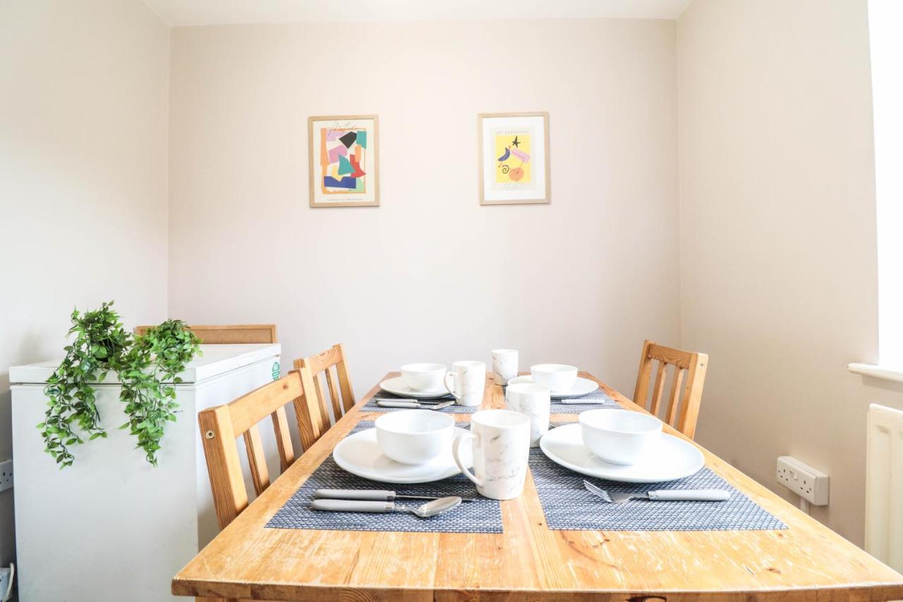 Holiday home Comfortable 4-Bedroom Home With Free Wifi And Driveway *
