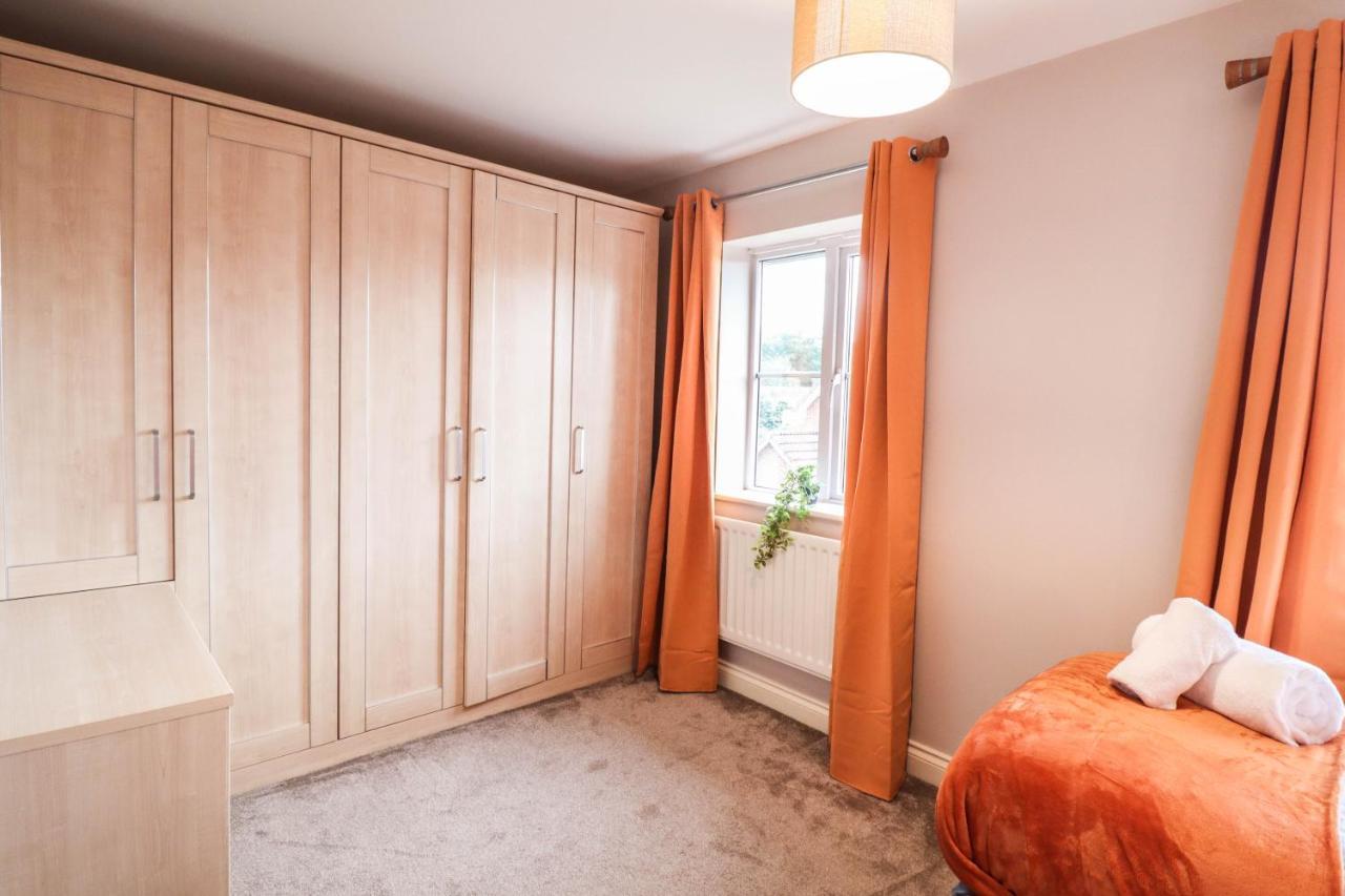 Comfortable 4-Bedroom Home With Free Wifi And Driveway