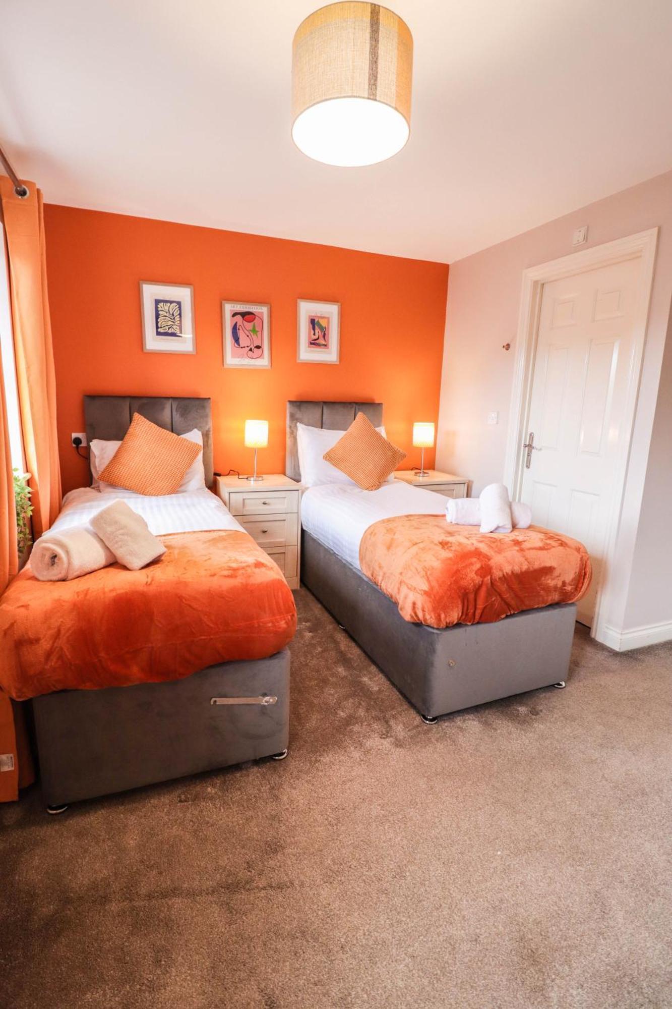 Comfortable 4-Bedroom Home With Free Wifi And Driveway *