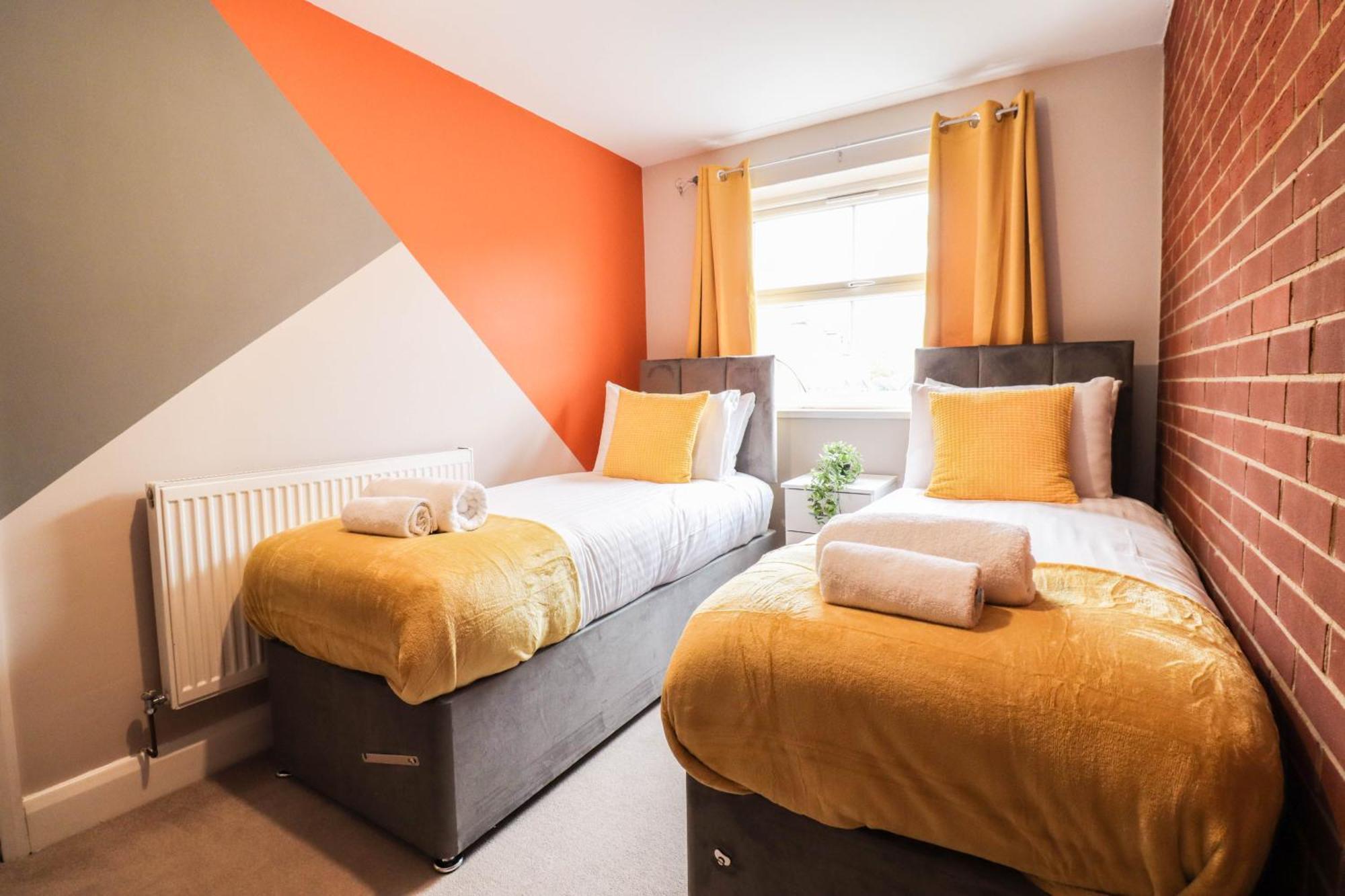 Comfortable 4-Bedroom Home With Free Wifi And Driveway