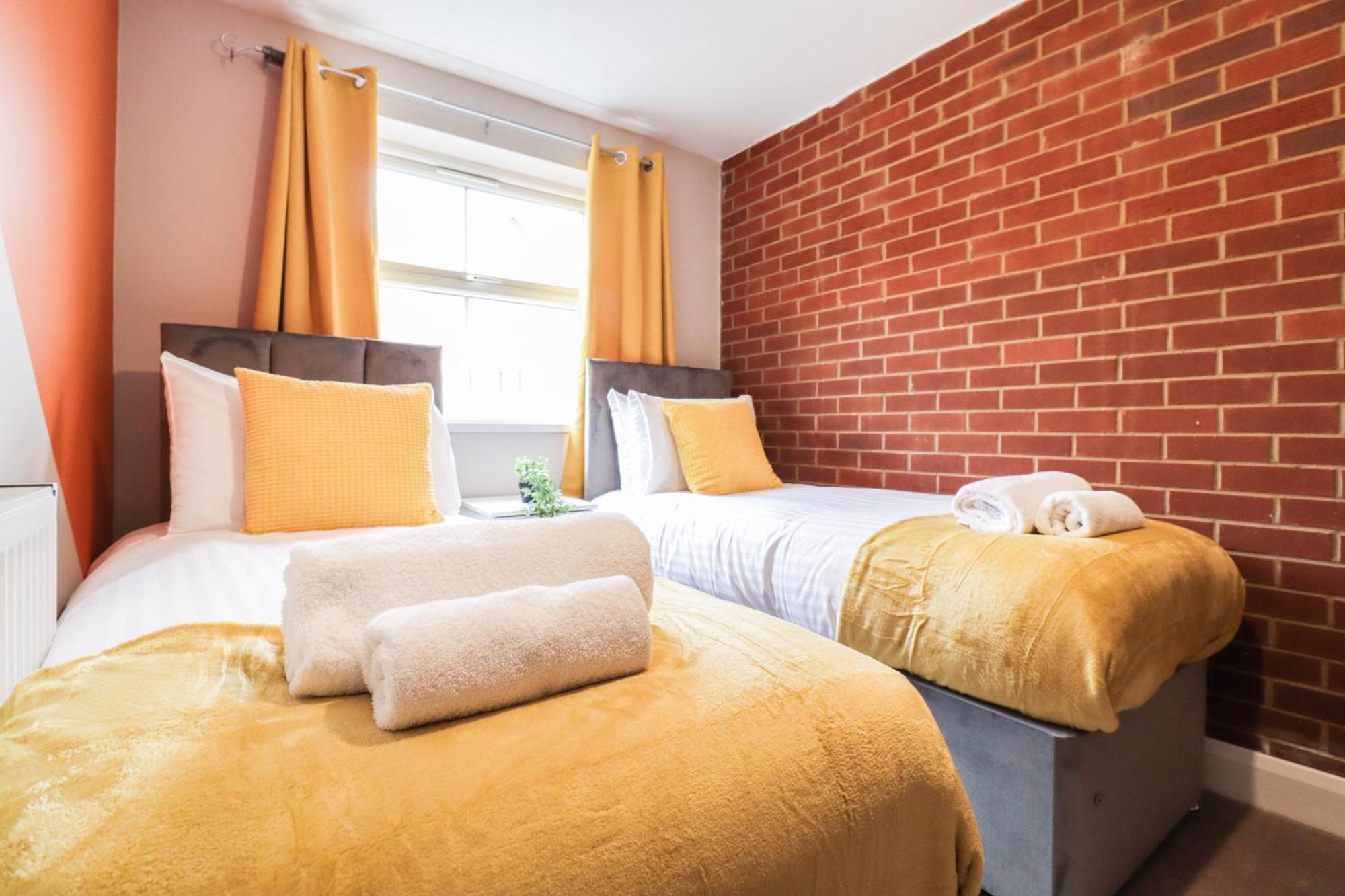 Comfortable 4-Bedroom Home With Free Wifi And Driveway * Hillingdon