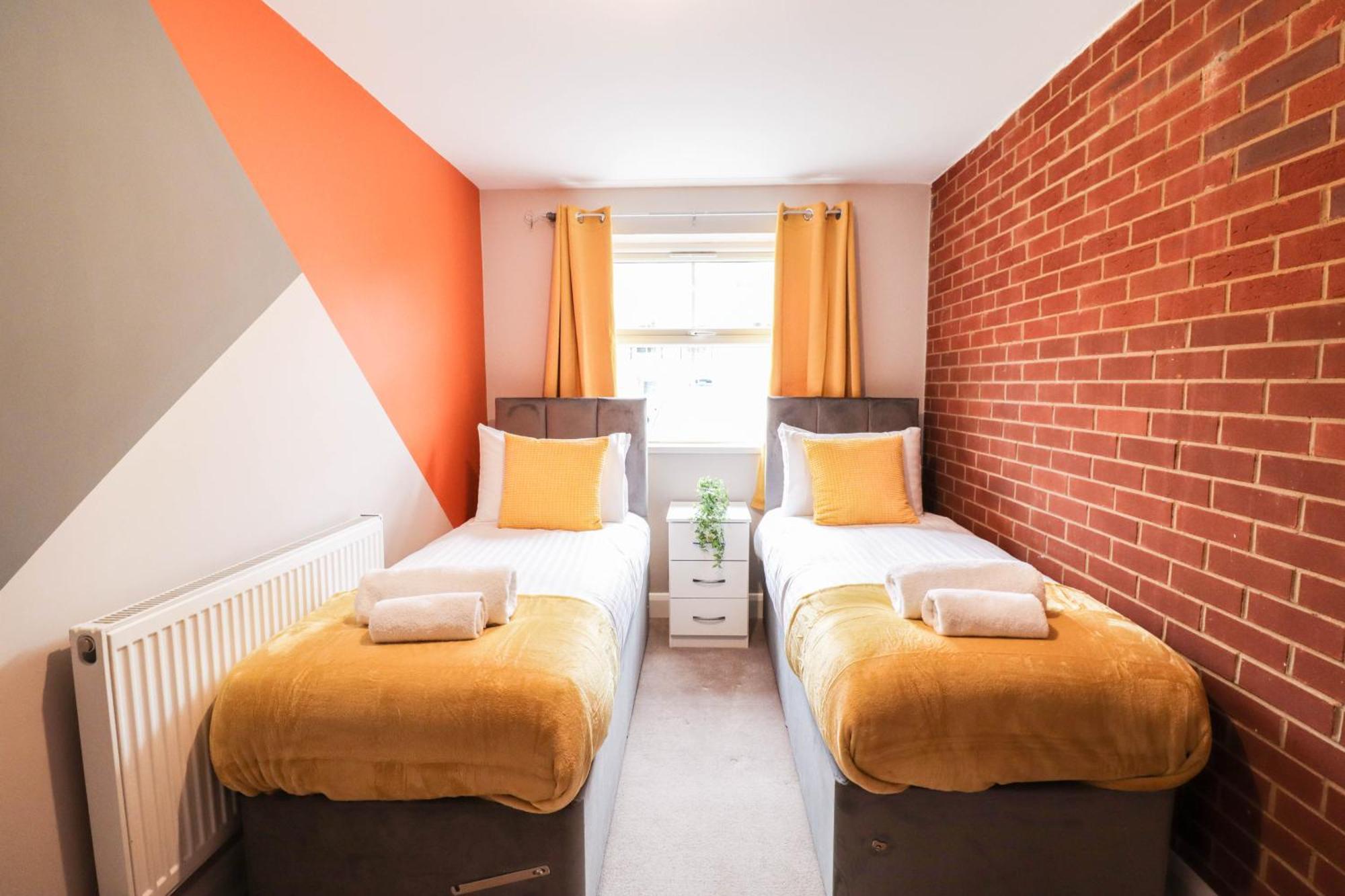 Holiday home Comfortable 4-Bedroom Home With Free Wifi And Driveway *
