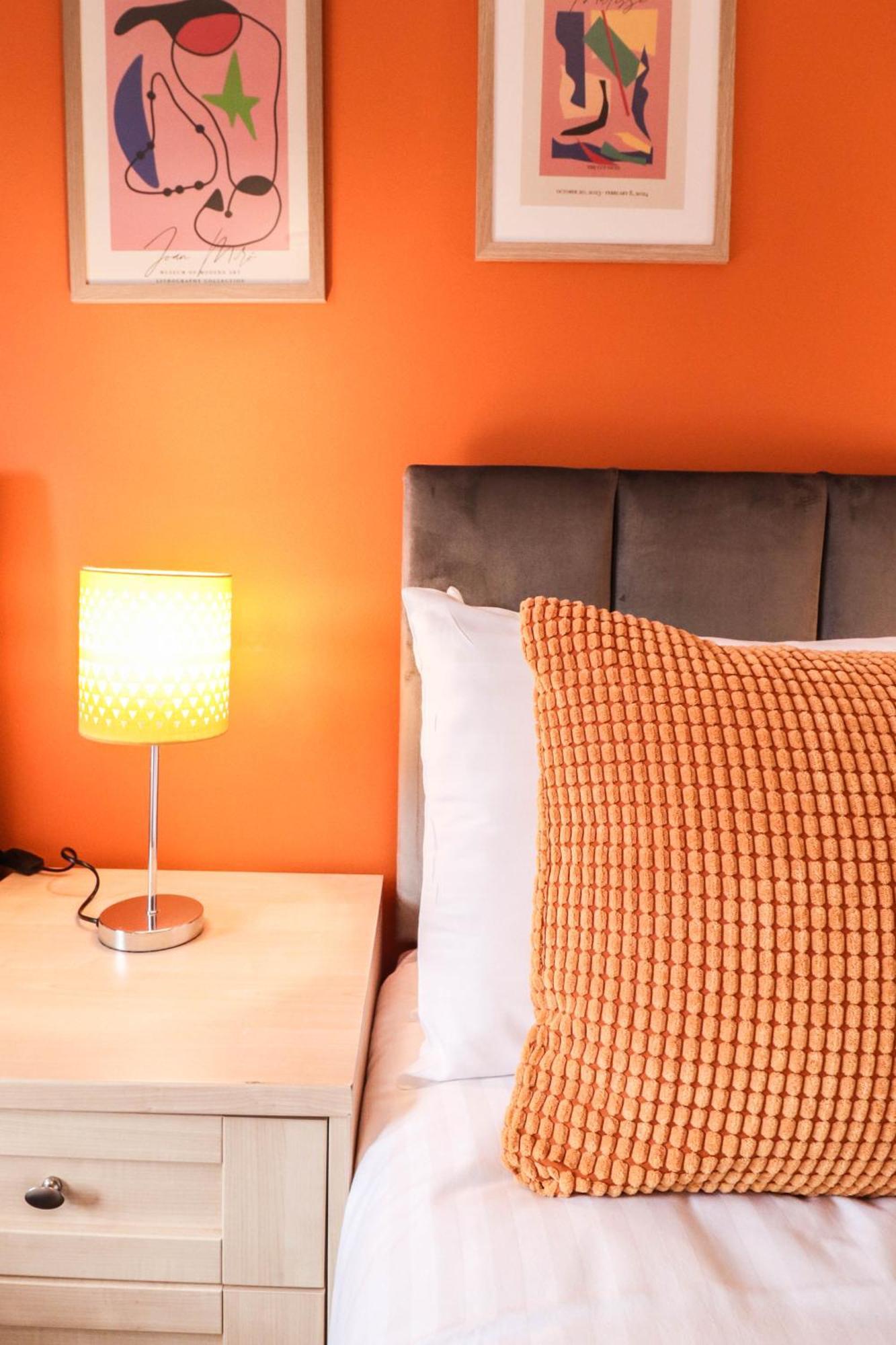 Comfortable 4-Bedroom Home With Free Wifi And Driveway *