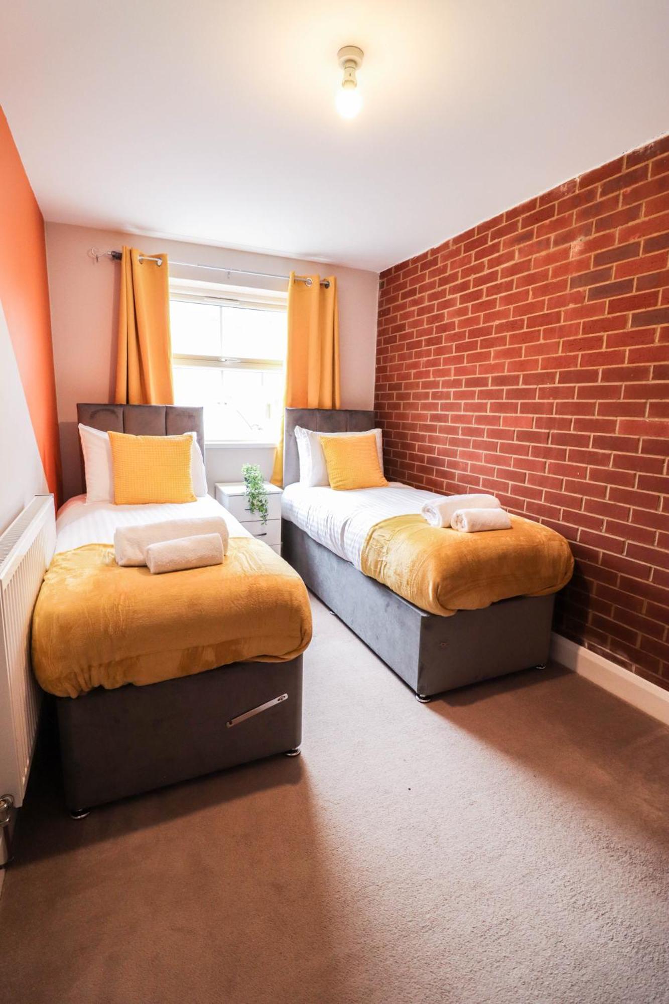 Holiday home Comfortable 4-Bedroom Home With Free Wifi And Driveway