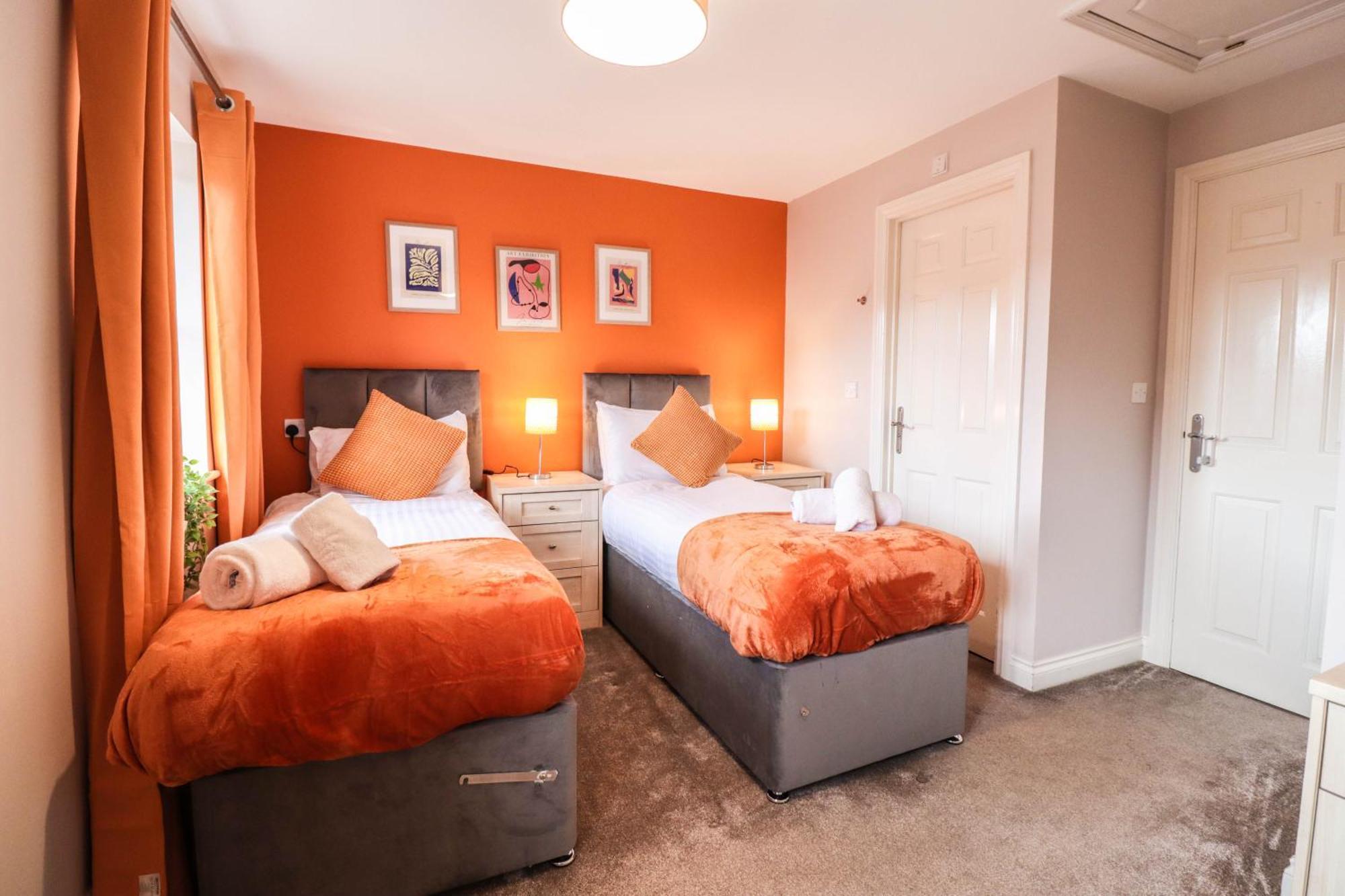 Comfortable 4-Bedroom Home With Free Wifi And Driveway Holiday home