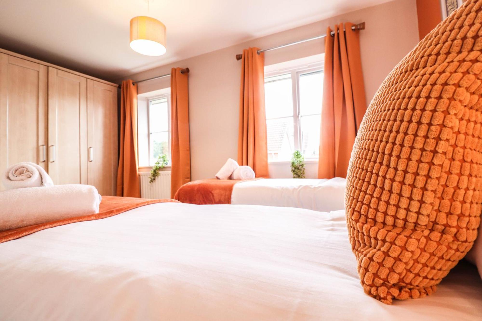 Comfortable 4-Bedroom Home With Free Wifi And Driveway *