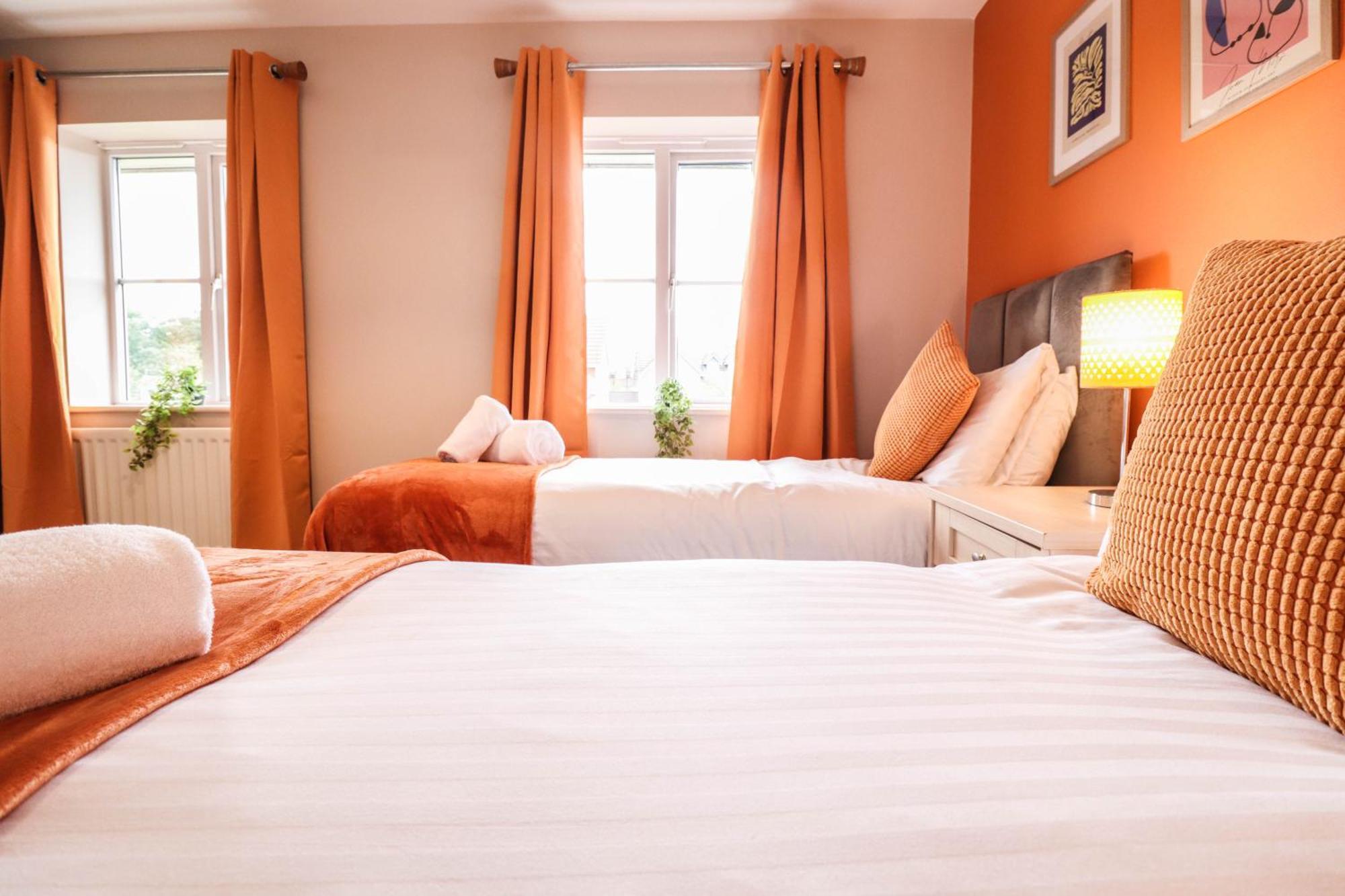 Comfortable 4-Bedroom Home With Free Wifi And Driveway * Hillingdon