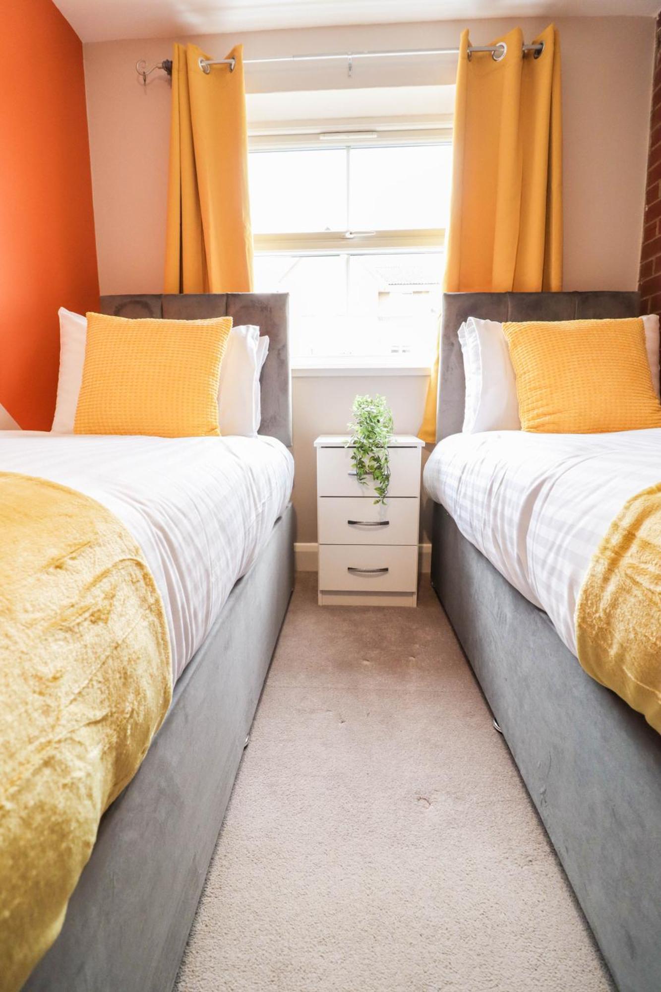 Comfortable 4-Bedroom Home With Free Wifi And Driveway Holiday home Hillingdon