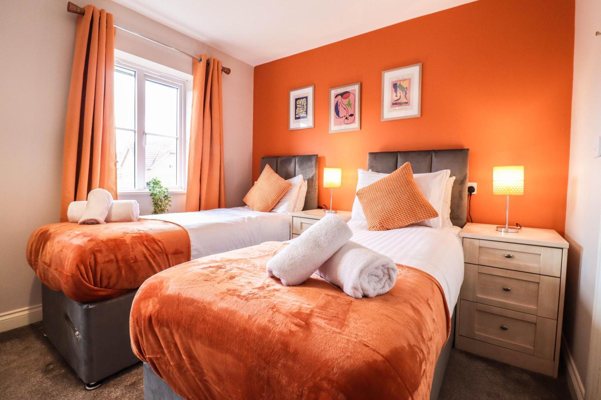 Comfortable 4-Bedroom Home With Free Wifi And Driveway *