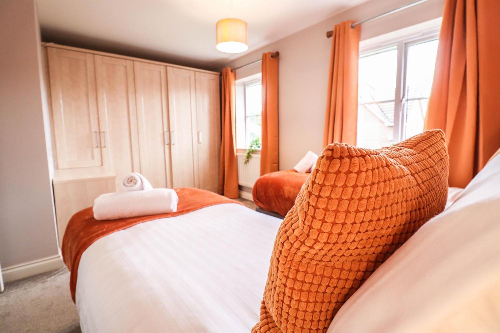 Comfortable 4-Bedroom Home With Free Wifi And Driveway Holiday home Hillingdon