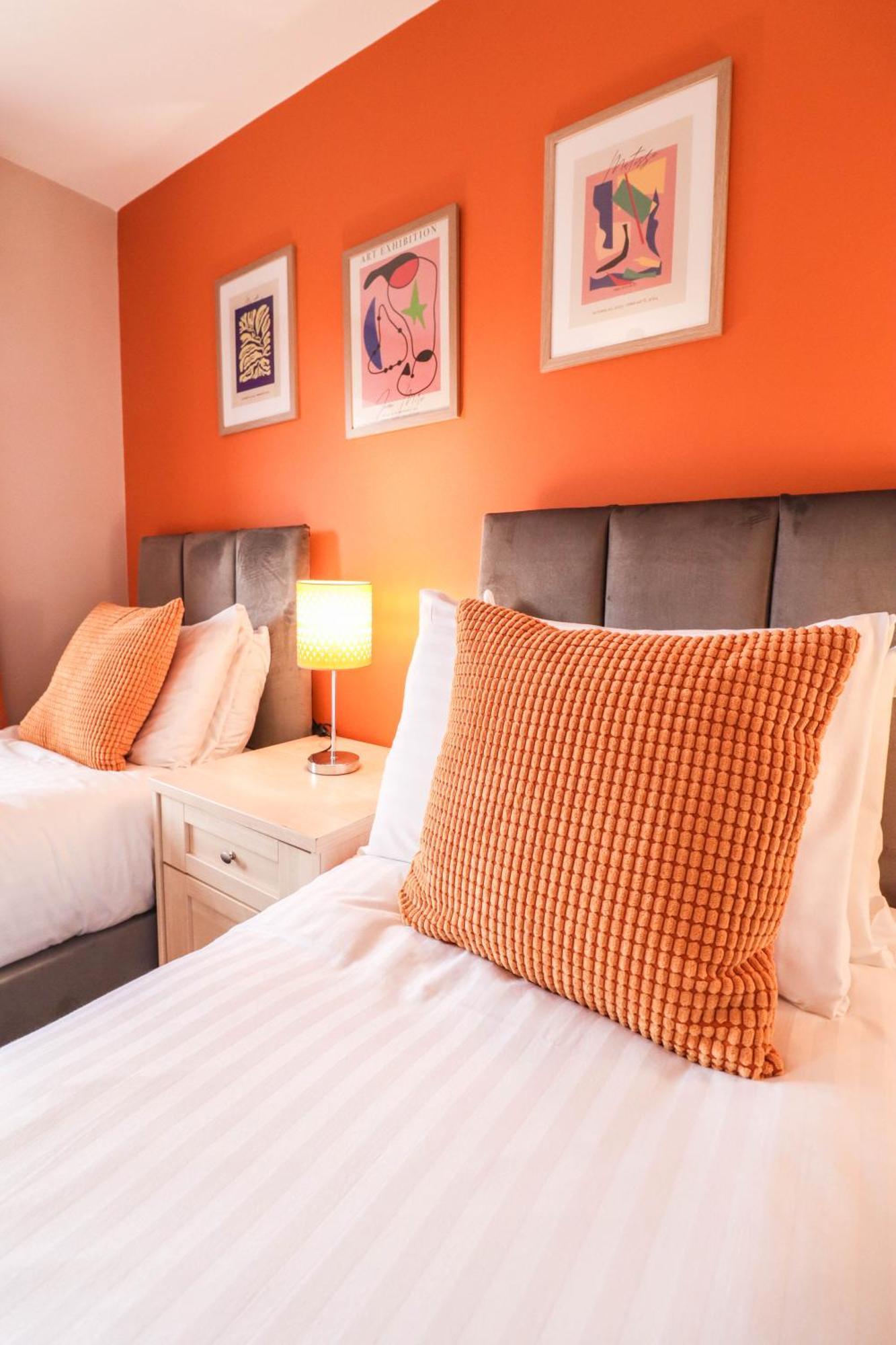 Comfortable 4-Bedroom Home With Free Wifi And Driveway Hillingdon