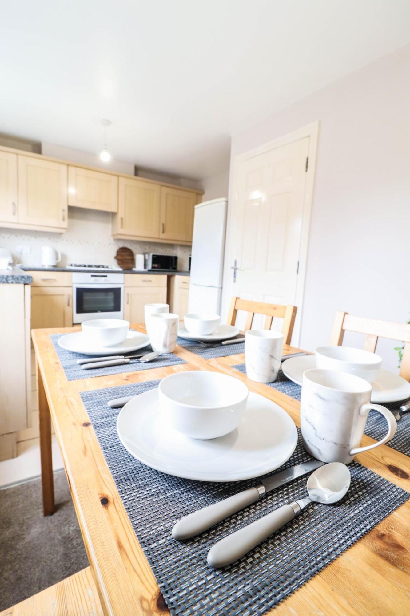 Comfortable 4-Bedroom Home With Free Wifi And Driveway *