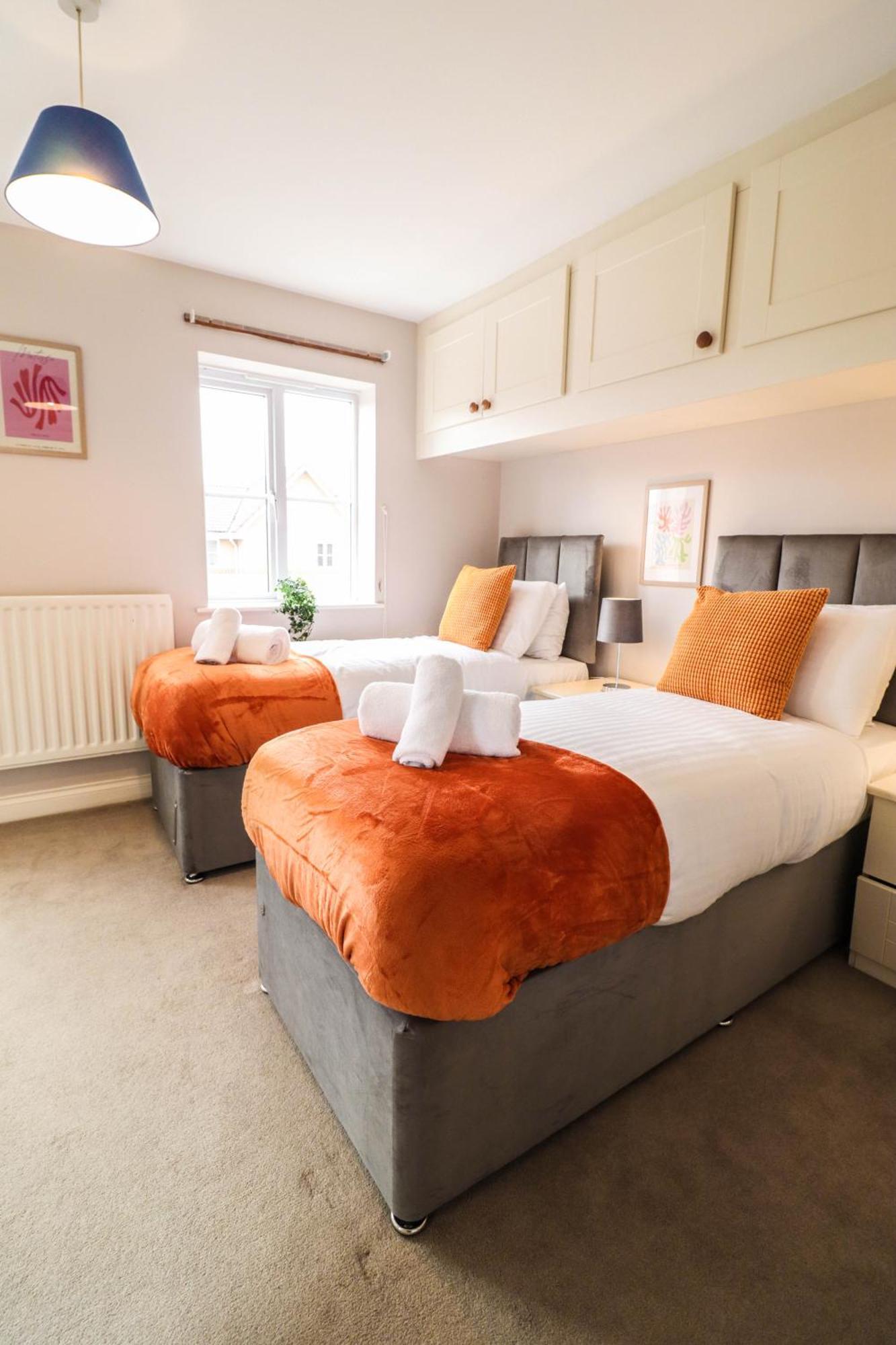 Comfortable 4-Bedroom Home With Free Wifi And Driveway