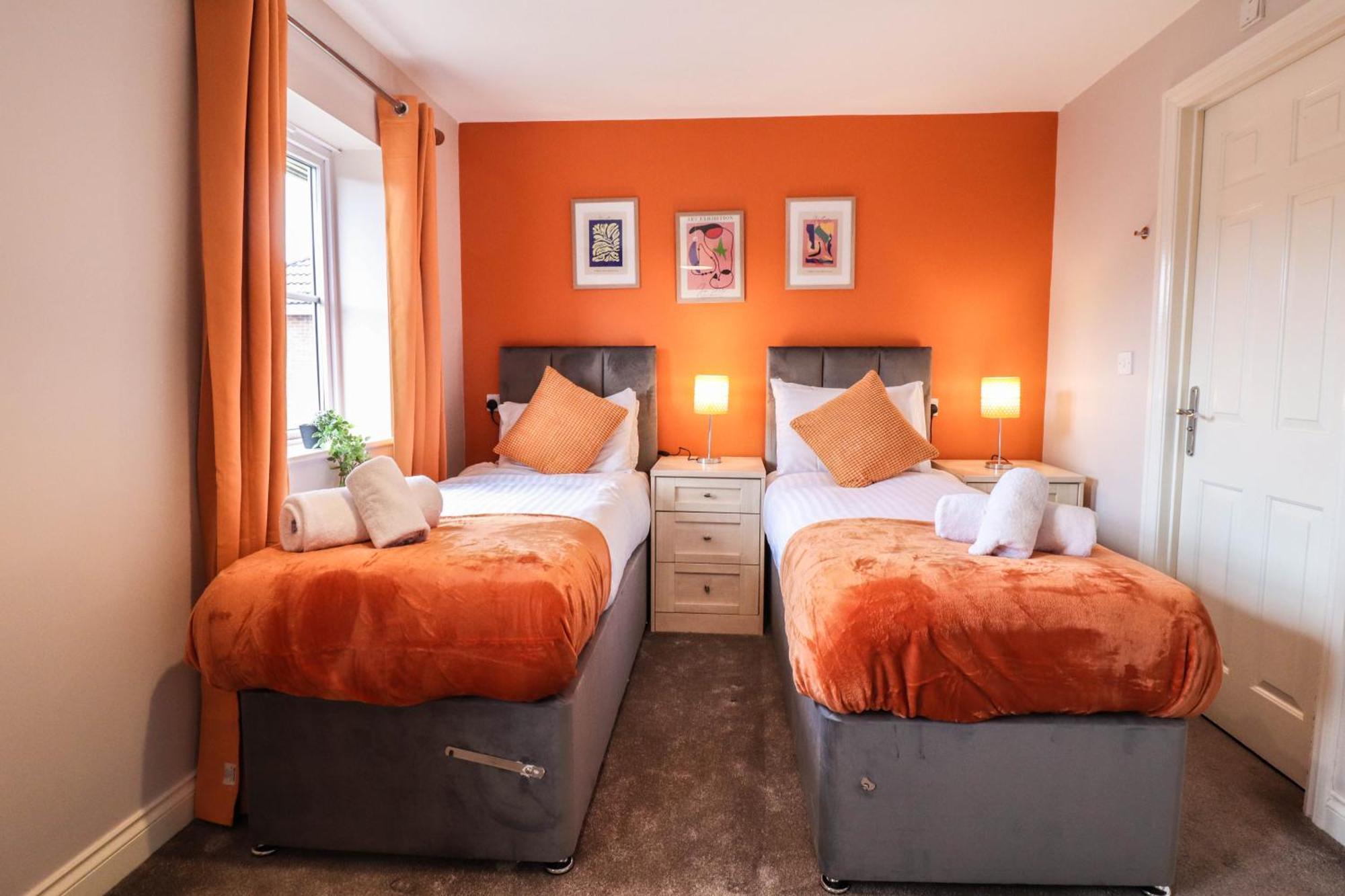 Comfortable 4-Bedroom Home With Free Wifi And Driveway
